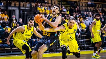 Gio Shermadini, pívot del Lenovo Tenerife, ante el Falco Szombathely en Hungría.