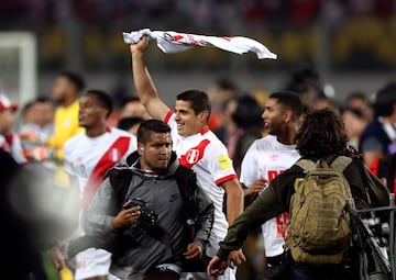 Soccer Football - Peru v New Zealand - 2018 World Cup Qualifying Playoffs - National Stadium, Lima, Peru - November 15, 2017. Peru's players celebrate their victory among members of the media. REUTERS/Mariana Bazo