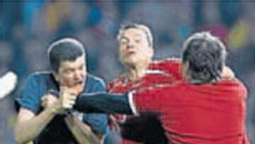 Momento de la agresión al árbitro del Dinamarca-Suecia.