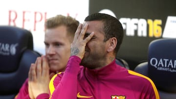 Dani Alves can&#039;t bare to watch as Bar&ccedil;a go behind at home.