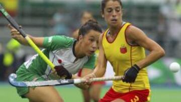 HO09. BOOM (BÉLGICA), 22/08/2013.- La jugadora española Rocio Ibarra lucha por la bola contra la irlandesa Anna O'Flanagan.
