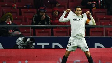 Valencia's Spanish midfielder Daniel Parejo celebrates his goal during the Spanish league football match between Club Atletico de Madrid and Valencia CF at the Wanda Metropolitano stadium in Madrid on April 24, 2019. (Photo by GABRIEL BOUYS / AFP)