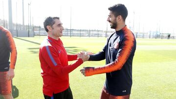 Valverde celebró el regreso de Suárez a los entrenamientos tras jugar con su selección.