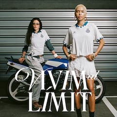 La segunda camiseta, beige con pequeños toques azules