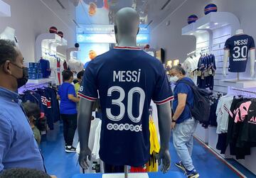 Numerosos aficionados del Paris Saint-Germain se han agolpado en la puerta de la tienda oficial del estadio para conseguir una camiseta del astro argentino.