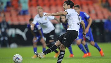 VALENCIA, SPAIN - NOVEMBER 01: Carlos Soler of Valencia scores his sides second goal from the penalty spot during the La Liga Santader match between Valencia CF and Getafe CF at Estadio Mestalla on November 01, 2020 in Valencia, Spain. Football Stadiums a