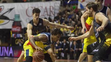 GRA247. LA LAGUNA (TENERIFE), 30/12/2016.- El base francés del Morabanc Andorra Andrew Albicy (2i) sube el balón ante la oposición del base del Iberostar Tenerife Rodrigo San Miguel (d), durante el partido de la decimoquinta jornada de la Liga ACB de baloncesto que se juega hoy en el pabellón Santiago Martín de La Laguna (Tenerife). EFE/Ramón de la Rocha