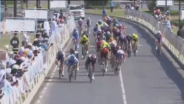 El fuerte sprint de Gaviria para ganar la etapa final en Omán