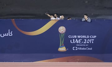 Un grupo de seguidores viendo el entrenamiento.