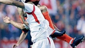 <b>PELEA. </b>Alexis y Kanoute pugnan por el balón durante el trabajo encuentro de anoche.