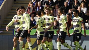 Leicester (United Kingdom), 29/10/2022.- Kevin De Bruyne (C) of Manchester City celebrates with teammates after scoring THE 1-0 lead in the English Premier League soccer match between Leicester City and Manchester City in Leicester, Britain, 29 October 2022. (Reino Unido) EFE/EPA/TIM KEETON EDITORIAL USE ONLY. No use with unauthorized audio, video, data, fixture lists, club/league logos or 'live' services. Online in-match use limited to 120 images, no video emulation. No use in betting, games or single club/league/player publications