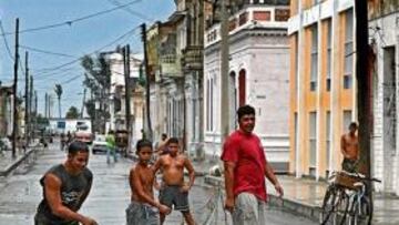 <b>FÚTBOL EN LA HABANA. </b>Varios niños juegan a la pelota en las destartaladas calles de la capital cubana. Estados Unidos, el país del embargo, aterriza allí hoy 61 años después.