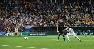 Benzema makes it 1-0 after a great mistake from Karius.