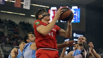 El alero alemán del Granada, David Kramer (c), con el balón ante los defensores del Zunder Palencia durante el encuentro correspondiente a la fase regular de la Liga Endesa que disputan hoy sábado Covirán y Palencia en el Palacio de Deportes de Granada.