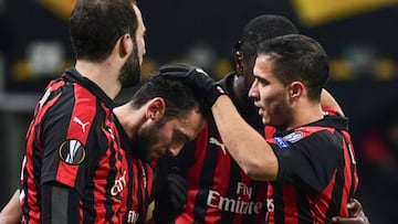 Los jugadores del milán celebran uno de sus goles contra el Dudelange.
