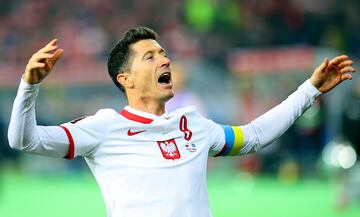 Robert Lewandowski le marc a Suecia un gol de penalti durante la fase de clasificacin para el Mundial. 