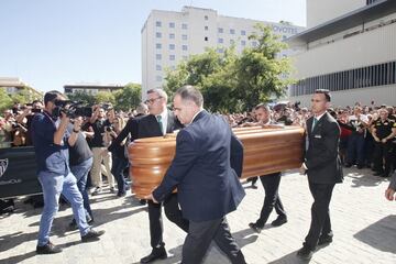 Personalidades, familiares, amigos y aficionados podrán despedir esta tarde al futbolista, que este sábado perdió la vida en un accidente de tráfico cuando regresaba a Utrera tras entrenarse en Almendralejo.