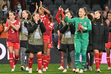Switzerland's goalkeeper #01 Gaelle Thalmann (R) and teammates greet supporters at the end of the Australia and New Zealand 2023 Women's World Cup Group A football match between Switzerland and New Zealand at Dunedin Stadium in Dunedin on July 30, 2023. (Photo by Sanka Vidanagama / AFP)