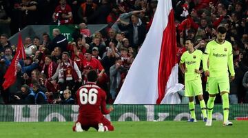 Piqué y Busquets, desolados en Anfield.