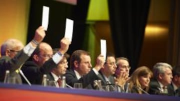 El momento clave. Rosell vota en blanco en la asamblea de 2010 en una decisión que sorprendió a su propia directiva. Laporta y su última junta iban a ir a juicio.