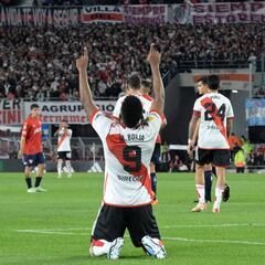 Borja monumental, doblete con River ante Independiente
