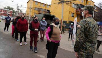 Locals line up to receive food from the army at a socially vulnerable community following the outbreak of the coronavirus disease (COVID-19) in Maipu area at Santiago, Chile June 16, 2020. REUTERS/Ivan Alvarado