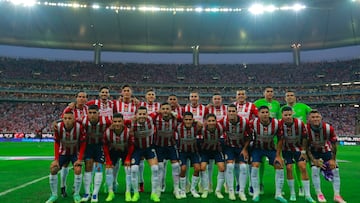 AME2540. GUADALAJARA (MÉXICO), 28/05/2023.- Jugadores del Guadalajara posan previo al inicio del partido contra Tigres por la vuelta de la final del torneo Clausura 2023 de la Liga MX, en el Estadio Akron en Guadalajara, Jalisco (México). EFE/ Francisco Guasco