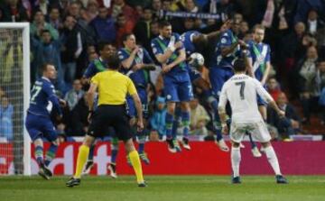 Cristiano marca su tercer gol al Wolfsburgo durante el partido de vuelta de los cuartos de final de la Champions League. 