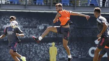 Borja Mayoral ejecuta un remate en el aire durante un entrenamiento de pretemporada con el Real Madrid.