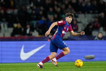 El jugador que ha pasado de jugar en el Juvenil a liderar la defensa del Barcelona en unos meses. Todo en una temporada en la que Cubarsí ha sorprendido por su excelsa salida de balón, el carácter desplegado sobre el terreno de juego y su posicionamiento nada más llegar a la élite. El Barça blindó a una de sus joyas surgidas desde La Masía con una cláusula de 500 millones de euros. Titular en 21 de los 24 partidos que ha jugado con la entidad culé. Descartado de la Eurocopa, apunta a ser un fijo en los Juegos Olímpicos con España.