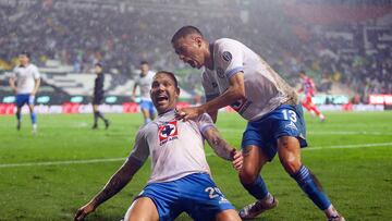 MEX8758. LEÓN (MÉXICO), 15/09/2024.- Carlos Rotondi de Cruz Azul (i) celebra un gol anotado al León este sábado, durante un partido correspondiente a la jornada 7 del torneo Apertura 2024 en el estadio León del estado de Guanajuato (México). EFE/ Luis Ramírez