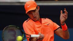 Santiago, 18 de octubre de 2016.
 El Tenista de Chile, Nicolas Jarry, le pega a la bola durante el ATP CHALLENGER TOUR disputado en Santiago. 
 Sergio PI&ntilde;a/Photosport