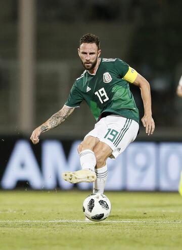 Después de jugar con Veracruz, el lateral probó suerte en la Serie A con Atalanta en 2009, donde no pudo convencer al cuerpo técnico y por ello regresó a México para jugar con América. El salto definitivo lo dio en 2015 con el Watford de Segunda División.