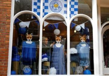 La ciudad de Leicester se inunda de los colores del equipo, campeón de la Premier League. 