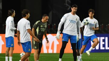 Real Madrid's Belgian goalkeeper #01 Thibaut Courtois (C) plays the ball during a training session on the eve of the team's UEFA Champions League first round day 2 football match between Real Madrid (ESP) and Kairat Almaty (KAZ), at Almaty Ortalyk stadion in Almaty on September 29, 2025. (Photo by VYACHESLAV OSELEDKO / AFP)