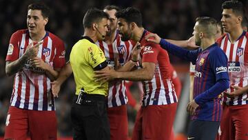 Diego Costa se encara con Gil Manzano después de ser expulsado en el último Barcelona-Atlético.