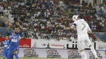 <b>DOMINIO AÉREO. </b>Altintop centró desde la derecha y Cristiano cabeceó a placer libre de marca.