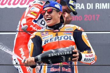 Marc Márquez celebra la victoria en el podio.