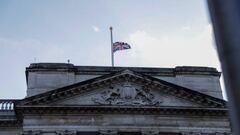 La Bandera de Reino Unido iza a media asta tras la muerte de la Reina Isabell II. Conoce el significado y origen de este símbolo y cuándo se pone a media asta.
