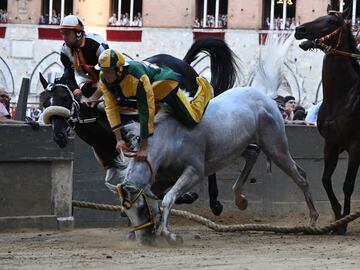 El jockey Stefano Piras se cae de su caballo Uragano Rosso.