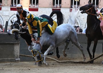 El jockey Stefano Piras se cae de su caballo Uragano Rosso.