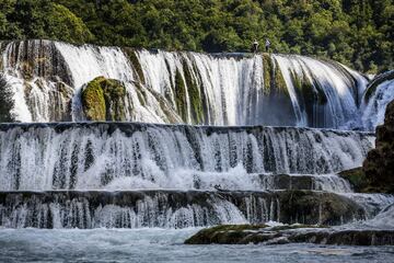 Orlando Duque y Rhiannan Iffland en las cataratas de Strbacki.