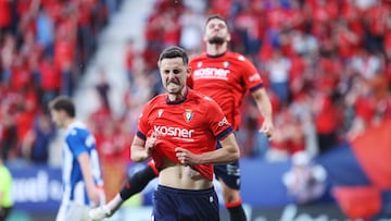 Raúl García celebra su gol.