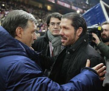 Tata Martino saluda a Simeone.