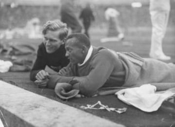 Jesse Owens coincidió en los JJOO de Berlín de 1936 con el también atleta alemán Luz Lang, los dos acabaron siendo muy buenos amigos e incluso el teutón aconsejó a Owens sobre su forma de saltar.