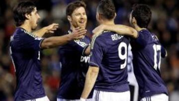 El delantero franc&eacute;s del Real Madrid, Karim Benzema (2d), celebra su gol, primero de su equipo, con sus compa&ntilde;eros durante el partido, correspondiente a la vuelta de los cuartos de final de la Copa del Rey de f&uacute;tbol, que Valencia CF y Real Madrid disputan esta noche en el estadio de Mestalla, en Valencia.