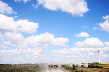 El pelotón de ciclistas recorre en bicicleta el sector de grava "Chemin Blanc" de Bligny au Bergères durante la novena etapa de la 111ª edición de la carrera ciclista del Tour de Francia.