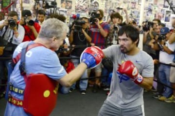 El boxeador filipino y campeón mundial en ocho divisiones Manny Pacquiao entrena frente periodistas, en el club de boxeo Wild Card, en Hollywood, California (EE.UU.). Pacquiao se enfrentará a Floyd Mayweather Jr. en una pelea por el título mundial unificado peso welter, en Las Vegas, el próximo 2 de mayo.