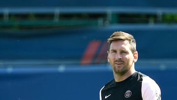 Paris Saint-Germain&#039;s Argentinian forward Lionel Messi attends his first training session at the Camp des Loges Paris Saint-Germain football club&#039;s training ground in Saint-Germain-en-Laye on august 13, 2021. (Photo by Bertrand GUAY / AFP)