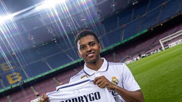 Rodrygo posa con la camiseta de 150 partidos con el Real Madrid en el Camp Nou.
